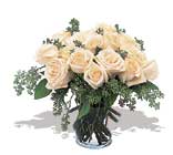 11 adet beyaz gül vazoda  Çanakkale internetten çiçek satışı 