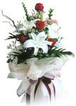  Çanakkale uluslararası çiçek gönderme  4 kirmizi gül , 1 dalda 3 kandilli kazablanka