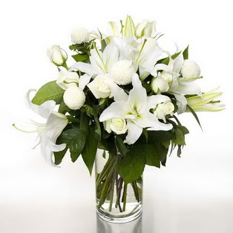  Çanakkale çiçekçiler  1 dal cazablanca 7 adet beyaz gül vazosu