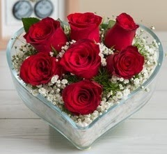 Kalp içerisinde 7 adet kırmızı gül  Çanakkale çiçekçiler 